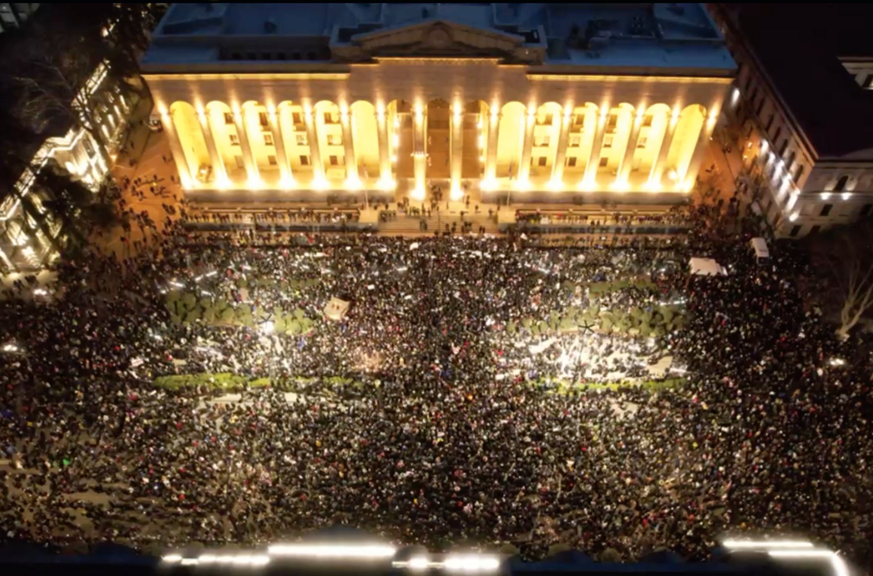 На митинге против закона об «иноагентах» в Тбилиси собрались около 10 тысяч человек