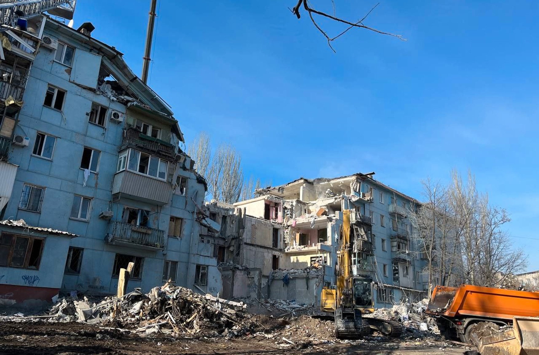 Из-под завалов разрушенного российской ракетой дома в Запорожье извлекли тела еще трех погибших взрослых и одного ребенка