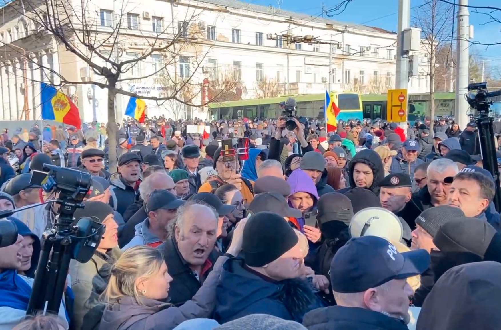 Протесты в Кишиневе вылились в стычки с полицией. Власти заявили, что беспорядки планировались из России